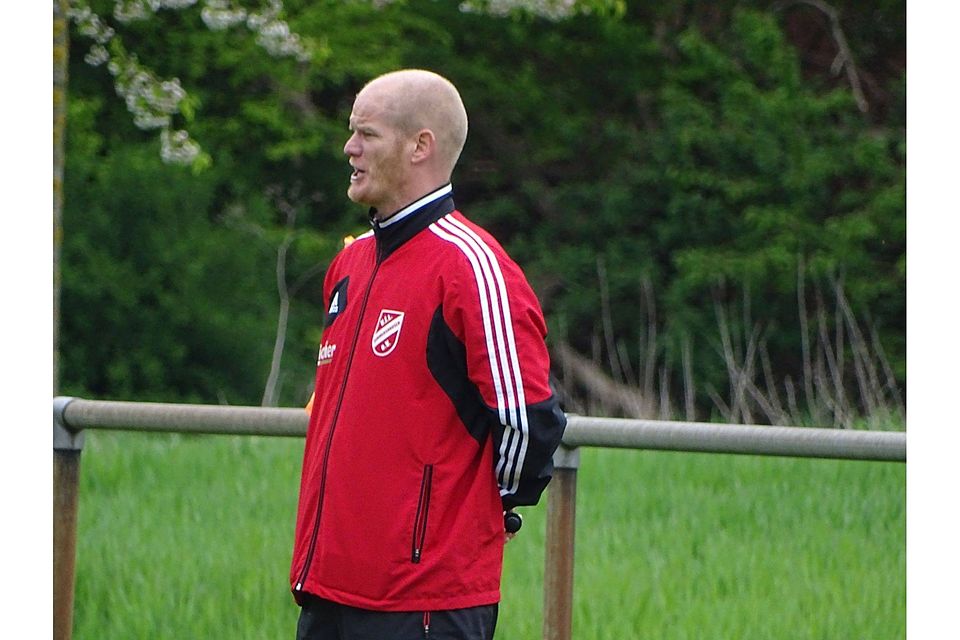 Foto: J. Buchenau:  Überraschte mit seinem VFL Simmershausen im Pokal gegen SG Ahnatal. VFL Coach Michael Uhl