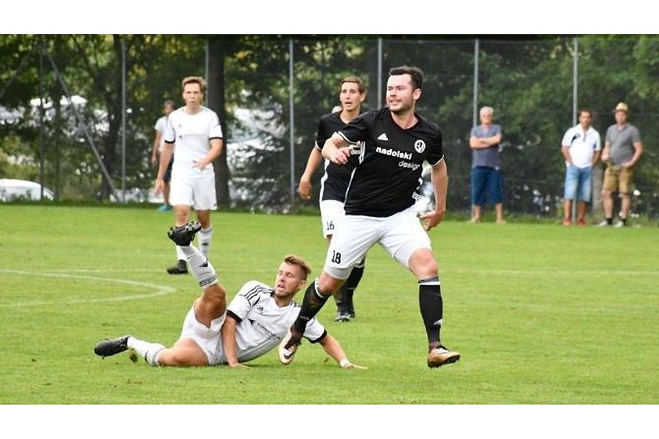 Michael Koller (in schwarz) erwartet am Sonntag mit dem SV Neufraunhofen seinen Ex-Klub TSV Velden zum Nachbarderby. F: Maier