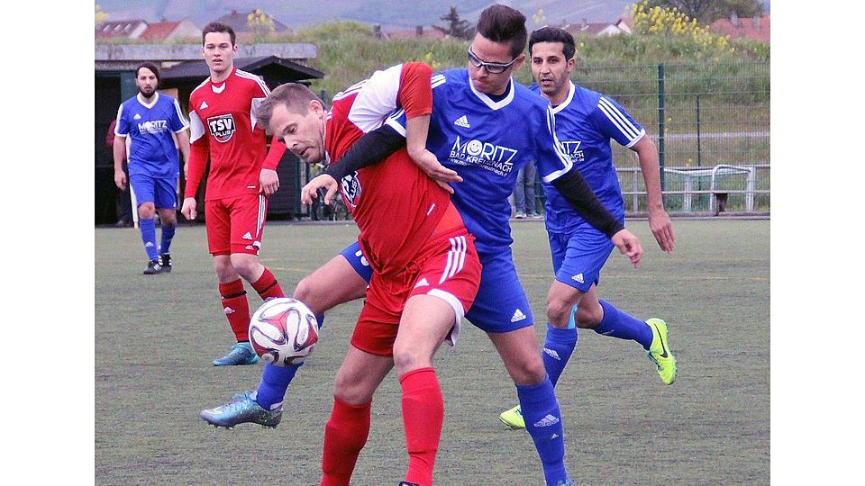 Treffen diese Saison zum dritten Mal aufeinander: Langenlonsheims Christian Wawrock (vorne, in rot), dahinter der Torschütze des Rückspiels, Stefan Schwartz, und rechts hinten Taner Köken.	Foto: Fennel