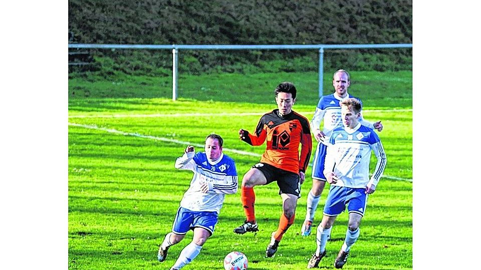 Auch drei Eicherscheider Verteidiger taten sich schwer, Ryo Suzuki vom Ball zu trennen. Foto: Mauer