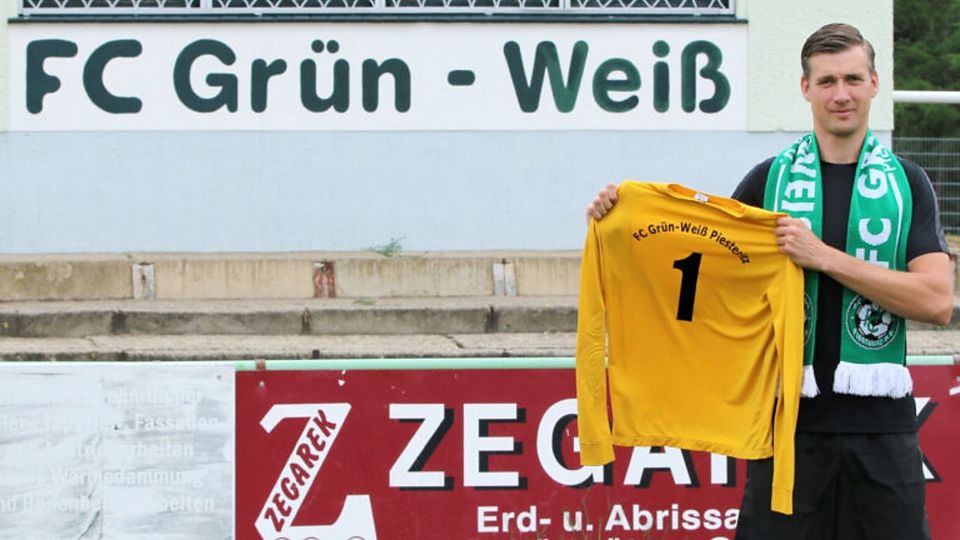 Daniel Zschiesche mit dem Trikot des FC Grün-Weiß Piesteritz.