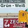 Daniel Zschiesche mit dem Trikot des FC Grün-Weiß Piesteritz.