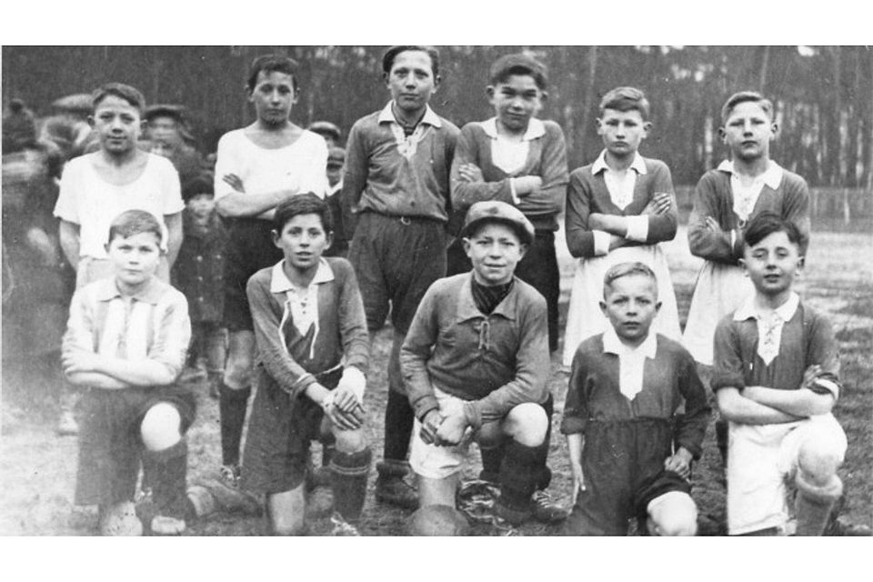 Die Schülermannschaft des SC Olympia Lorsch um 1929 mit Hans Fassoth (vordere Reihe, Zweiter von rechts).