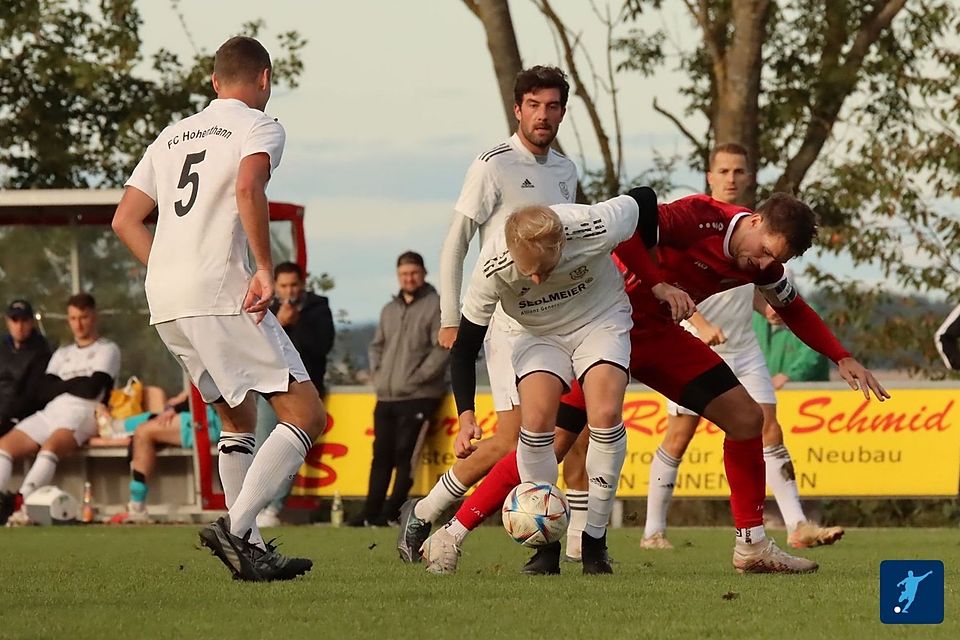 Der FC Hohenthann (weiße Trikots) hat ein umkämpftes Kellerduell in Mengkofen knapp für sich entschieden.