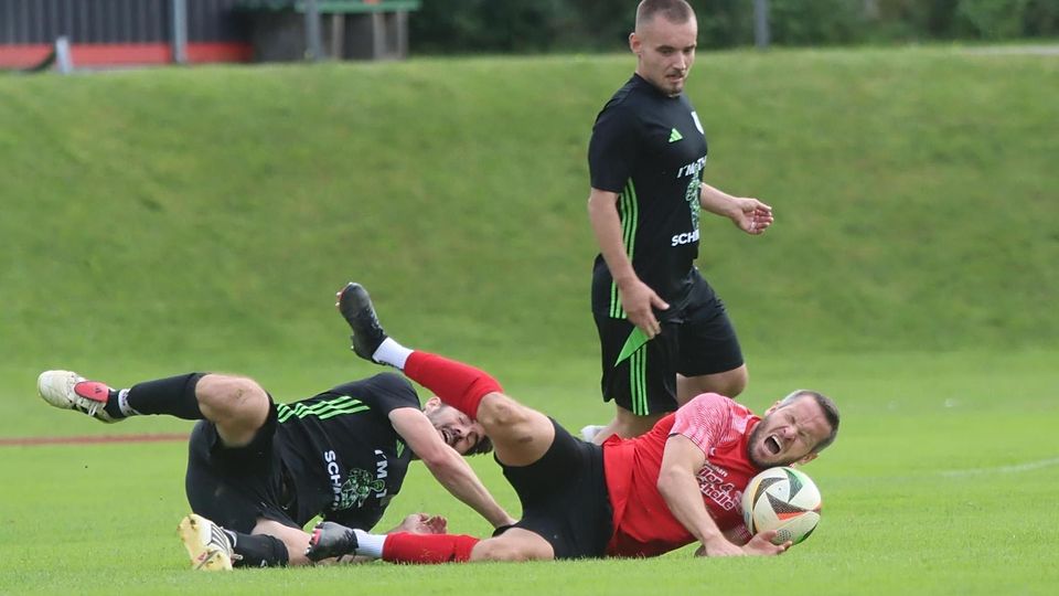 Am Boden: Nicht nur beim Duell gegen Altenstadt (Foto: Altenstadts Simon Schmitt (l.) foult Lukas Hartmann), auch in der Tabelle hinkt Peißenberg weiter hinterher.