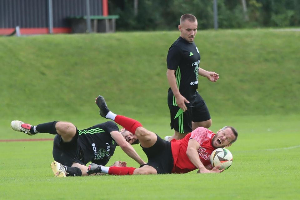 Am Boden: Nicht nur beim Duell gegen Altenstadt (Foto: Altenstadts Simon Schmitt (l.) foult Lukas Hartmann), auch in der Tabelle hinkt Peißenberg weiter hinterher.