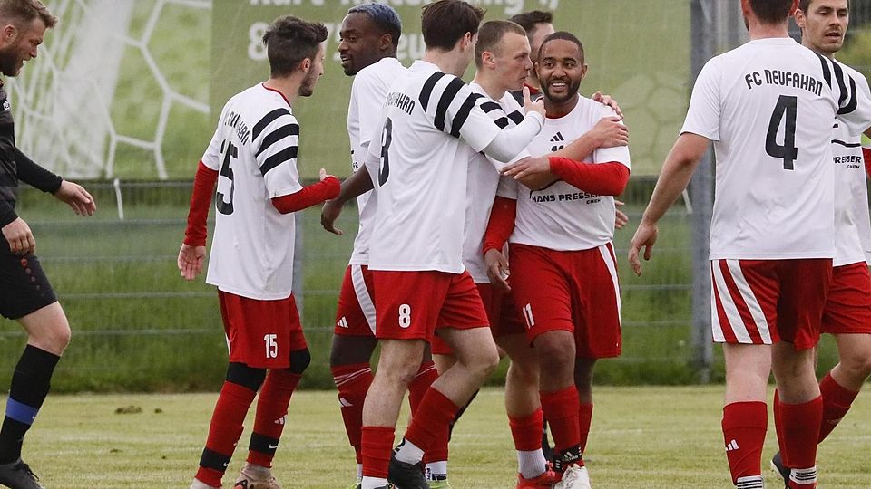 Hatten gleich vier Mal Grund zur Freude: Hier bejubelten die Neufahrner das 1:0 durch Kevin Ogbebor.