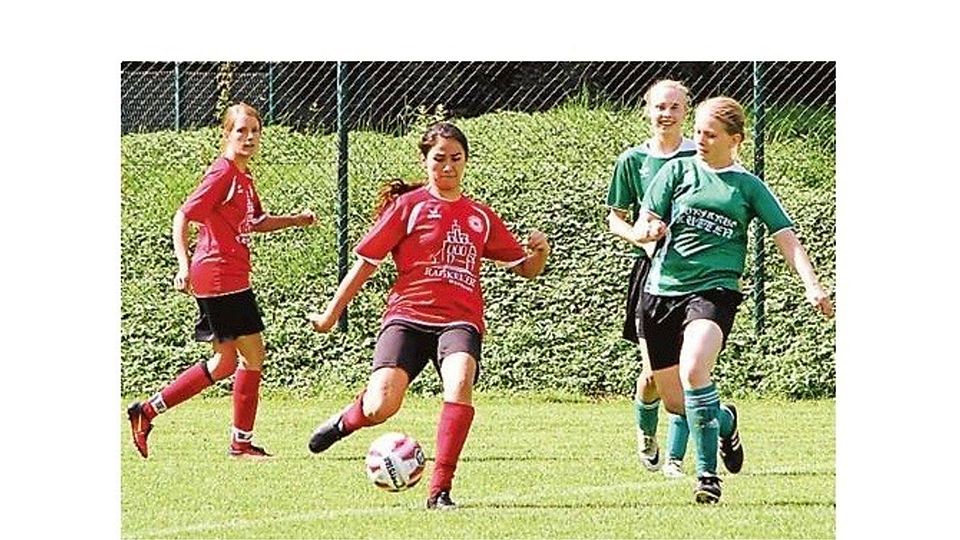 Hielten gegen Lutten gut mit: die Fußballerinnen  des  VfL Wildeshausen II um Jessika von Seggern (am Ball) M. Hiller