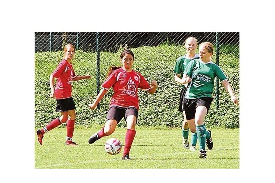 Hielten gegen Lutten gut mit: die Fußballerinnen  des  VfL Wildeshausen II um Jessika von Seggern (am Ball) M. Hiller