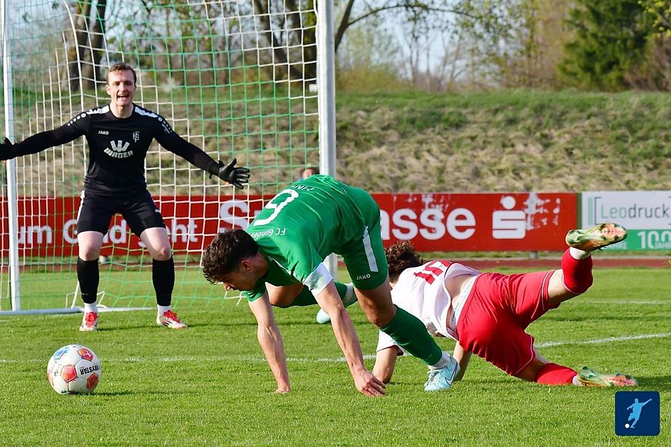 Gundelfingens Keeper Tobias Werdich (links) bekam nichts zu tun, weil seine Vorderleute um Kapitän Jan-Luca Fink alles abräumten. Auch Türkgücüs Fernando Herodes (rechts) wurde rechtzeitig gestoppt.