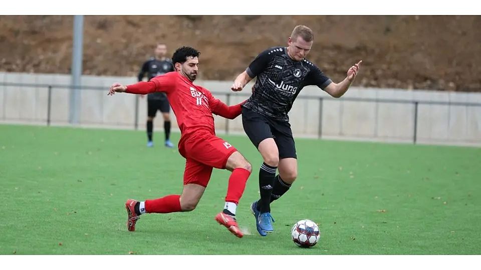 Burak Aksoy (li.) und der FC Türk Gücü Breidenbach haben am Sonntag Amöneburg zu Gast, Dominik Jung und der VfL Weidenhausen wollen im Kellerduell daheim gegen Südkreis Punkte einfahren. © Jens Schmidt