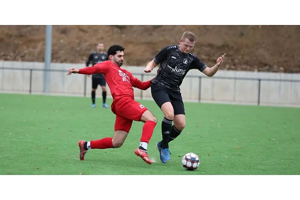 Burak Aksoy (li.) und der FC Türk Gücü Breidenbach haben am Sonntag Amöneburg zu Gast, Dominik Jung und der VfL Weidenhausen wollen im Kellerduell daheim gegen Südkreis Punkte einfahren. © Jens Schmidt