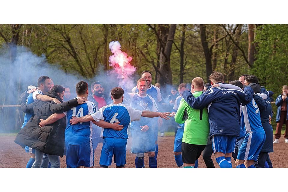 Donsbachs Spieler feiern den Aufstieg. Foto: Jonathan Ortmann © Jonathan Ortmann