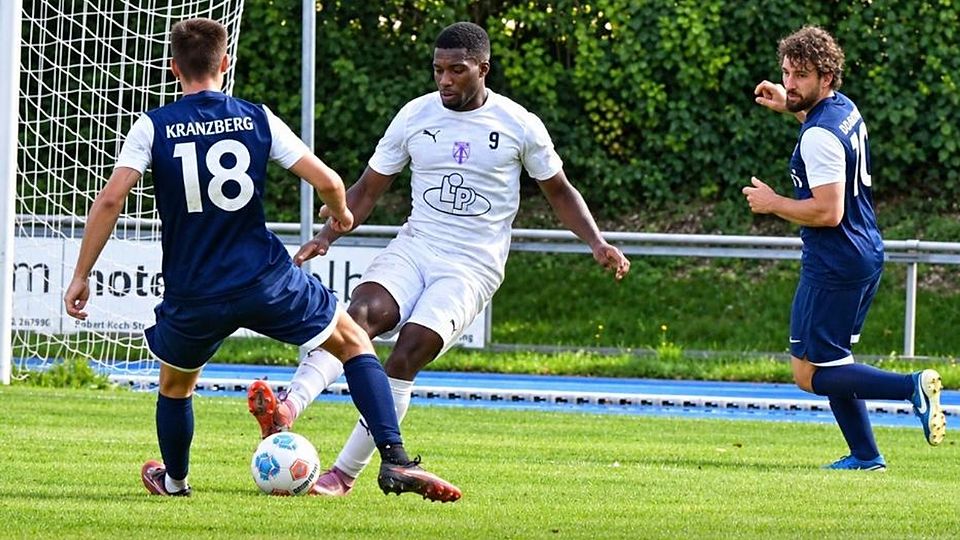 Wiedersehen im Pokal: Die SVK-Fußballer (in Blau) haben mit der SpVgg Altenerding noch eine Rechnung offen.