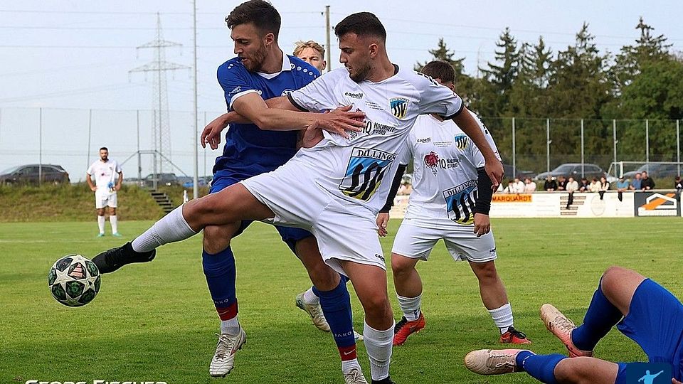 Algert Hoti (Bildmitte) bereitete Dillingens Führungstreffer durch Adonis Isufi bereits nach zwei gespielten Minuten mustergültig vor, musste sich aber am Ende mit einem 1:1-Heimremis gegen den TSV Monheim zufriedengeben.