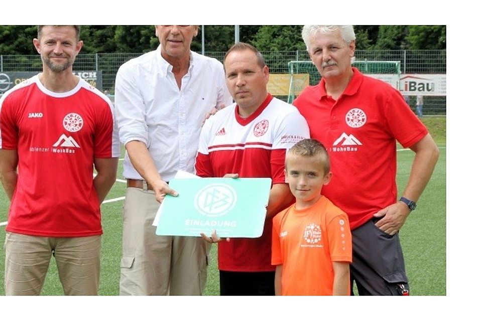 Fair ist mehr-Jahressieger Nunzio de Filippo (2. von rechts) mit seinem Sohn Nino, FVR-Vizepräsident Norbert Neuser (2. von links), Guido O’Donnokoé (rechts, Abteilungsleiter Fußball Rot-Weiß Koblenz) und Wolfgang Kick (Jugendleiter Rot-Weiß Koblenz).