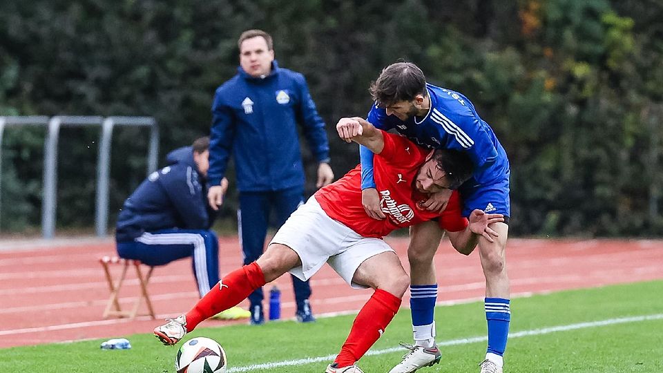 Eingehakt zum Derbytanz: Steinhörings Thomas Steinegger (rot) und Poings Petrit Bobaj beim „Line Dance“.