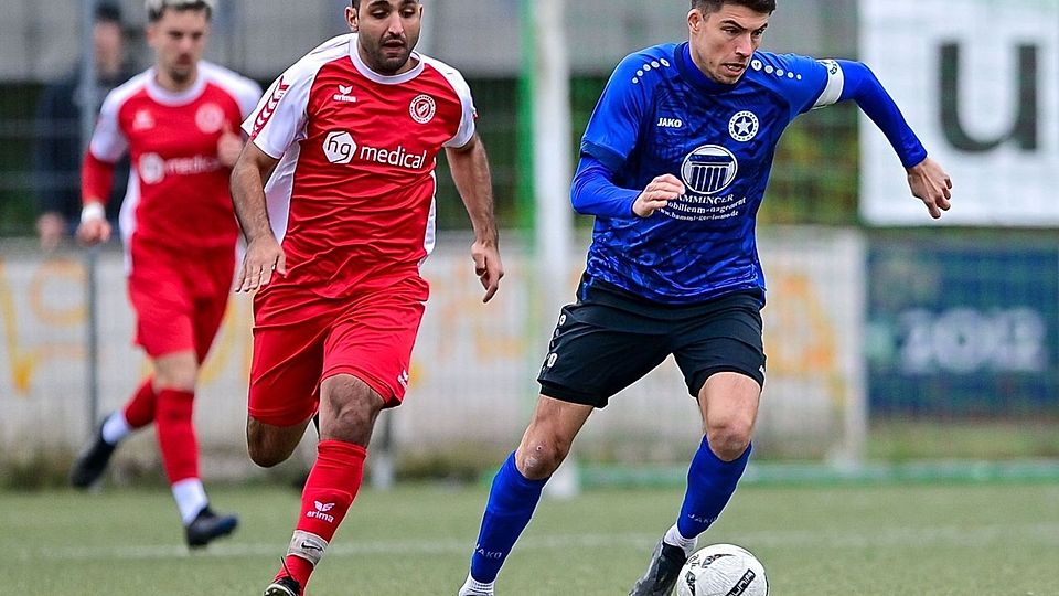 Der SV Raisting (rot) und der FC Wacker München (blau) müssen sich nach einer ausgeglichenen Partie mit einem Remis zufriedengeben.