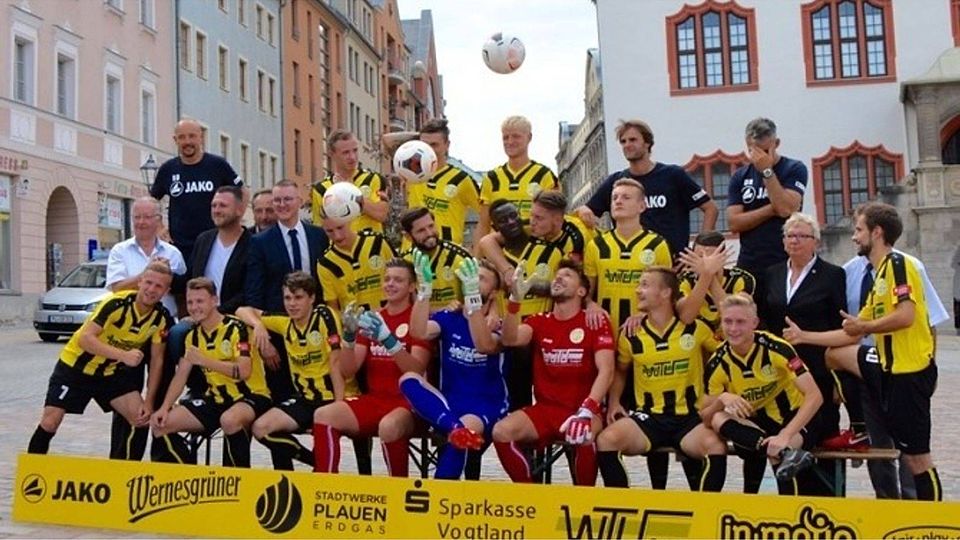 Gut drauf beim Shooting fürs Mannschaftsfoto - der VFC Plauen. Foto: Göll.