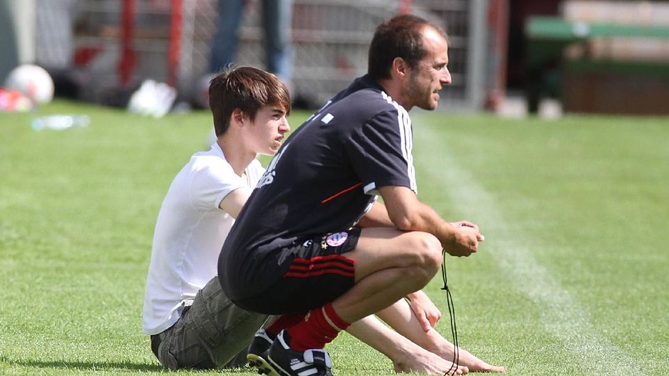 Tritt so langsam in die Fußstapfen des Vaters: Lucas Scholl (l.) arbeitet als Trainer am FC Bayern Campus.