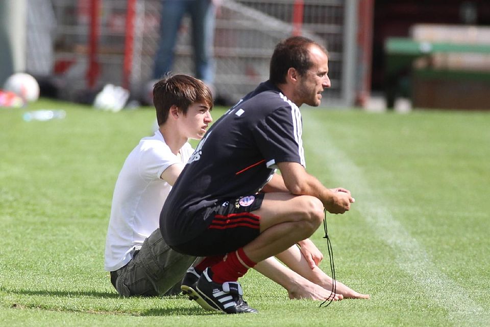 Tritt so langsam in die Fußstapfen des Vaters: Lucas Scholl (l.) arbeitet als Trainer am FC Bayern Campus.