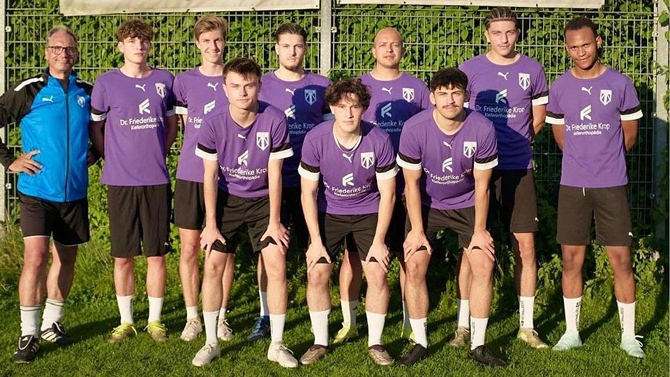 Viele neue Gesichter: Der neue Sportliche Leiter Jens Urbanczyk (links) freut sich über die Neuzugänge (stehend, v.l.): Jens Urbanczyk, Lukas Rymas, Jannik Obermaier, Mario Dipalo, Advam Vital Rocha de Oliveira, Nasim Khemissi, Salomon Mwamba; (vo., v.l.) Johannes Dangl, Lucas Ude und Marco Baumann.