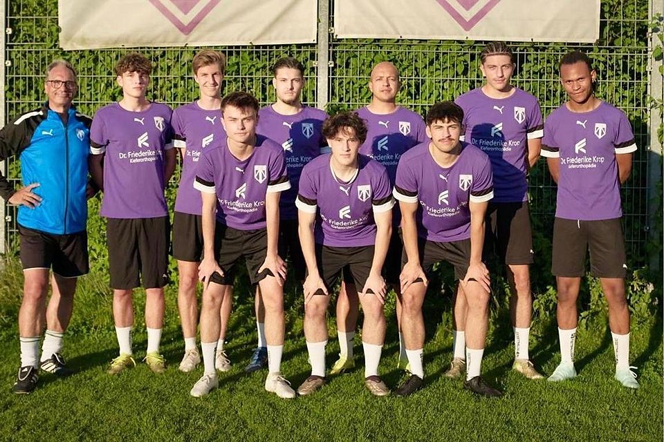 Viele neue Gesichter: Der neue Sportliche Leiter Jens Urbanczyk (links) freut sich über die Neuzugänge (stehend, v.l.): Jens Urbanczyk, Lukas Rymas, Jannik Obermaier, Mario Dipalo, Advam Vital Rocha de Oliveira, Nasim Khemissi, Salomon Mwamba; (vo., v.l.) Johannes Dangl, Lucas Ude und Marco Baumann.