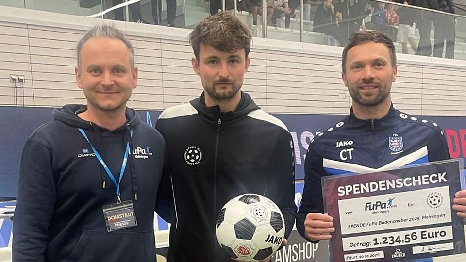 André Hofmann (links) übergab die Spende und einen Original-Budenzauber-Spielball an Benny Linse (mittig) und Christopher Thurau (rechts).