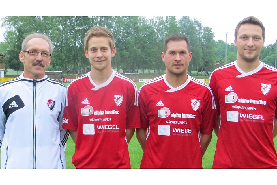 Im Bild von links: Sportlicher Leiter Jürgen Fürst, Christopher Schmitt, Manuel Mezger, Jonas Grasser  (Foto: Hoch)