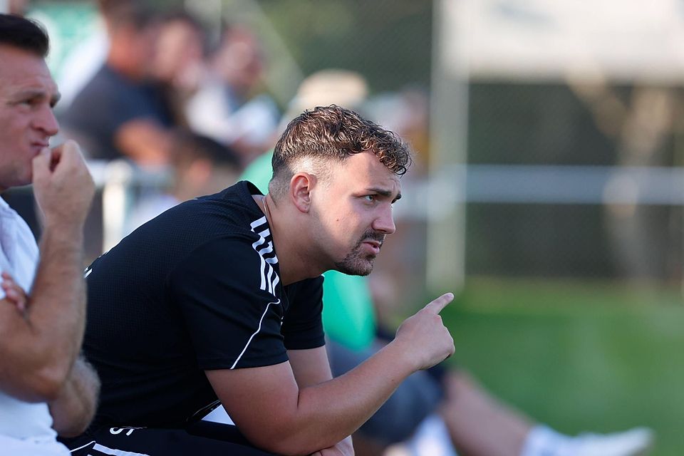 „Einsatz, Herz und Mentalität“: Sebastian Koch ist vom Co-Trainer auf Augenhöhe durch Aufgabentausch mit Florian de Prato nun Chefcoach beim TSV Grünwald. „Einsatz, Herz und Mentalität“: Sebastian Koch ist vom Co-Trainer auf Augenhöhe durch Aufgabentausch mit Florian de Prato nun Chefcoach beim TSV Grünwald.