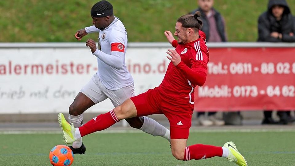 Zwischen der SKG 23 Wiesbaden um Marcus Weinhardt (l.) und der SGN Diedenbergen mit Felix Luckhardt, der nach dieser Szene Rot sah, ging es zur Sache. 	Foto: Frank Heinen