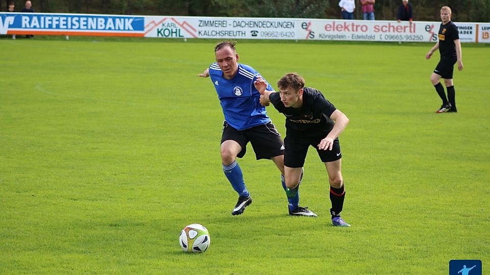 Zwei späte Tore brachten dem SV Etzelwang (in Schwarz) ein 2:0 bei Germania Amberg und damit Rang 2.