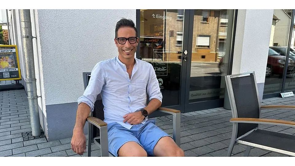 Gut gelaunt und selbstbewusst geht Manuel Planella an seine neue Aufgabe als Trainer von Eintracht Wetzlar heran und will den Fußball-A-Ligisten wieder auf Vordermann bringen. © Lena Wagner