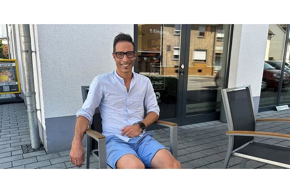 Gut gelaunt und selbstbewusst geht Manuel Planella an seine neue Aufgabe als Trainer von Eintracht Wetzlar heran und will den Fußball-A-Ligisten wieder auf Vordermann bringen. © Lena Wagner