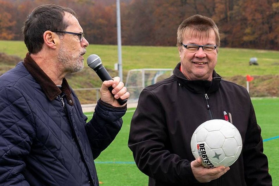 Horst Sündermann (links) informiert über die Absage im Jugendbereich.