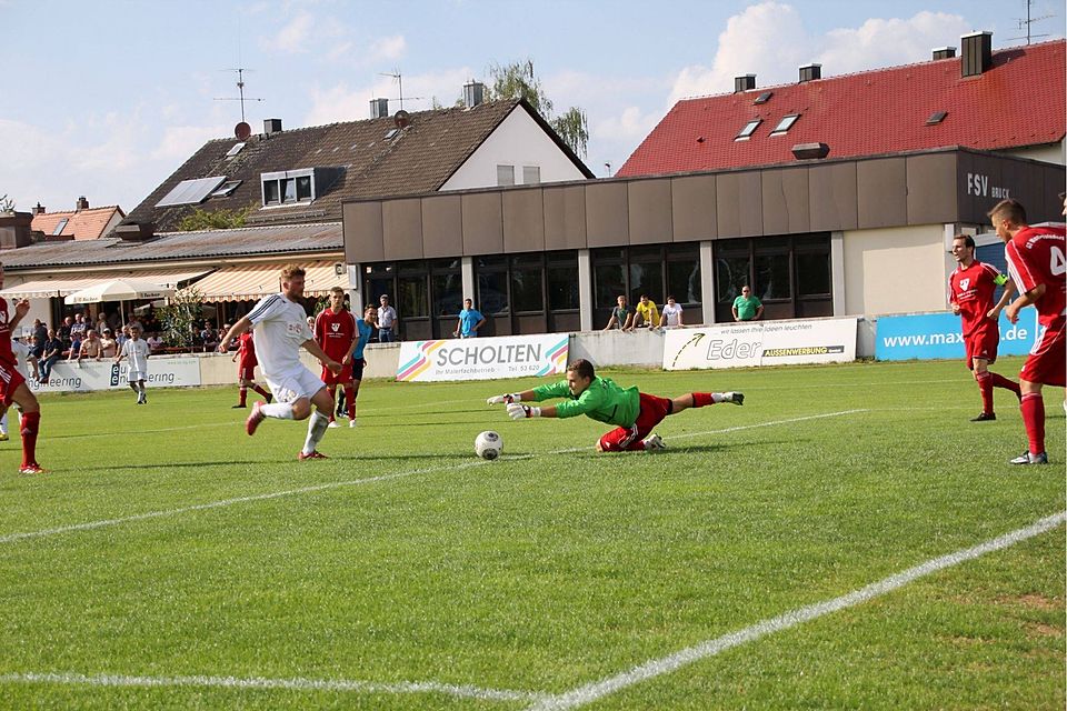 In dieser Szene musste sich Memmelsdorfs Torhüter lang machen, um einen Treffer für Erlangen-Bruck zu verhindern. Die Mittelfranken siegten trotzdem mit 1:0F: Gross