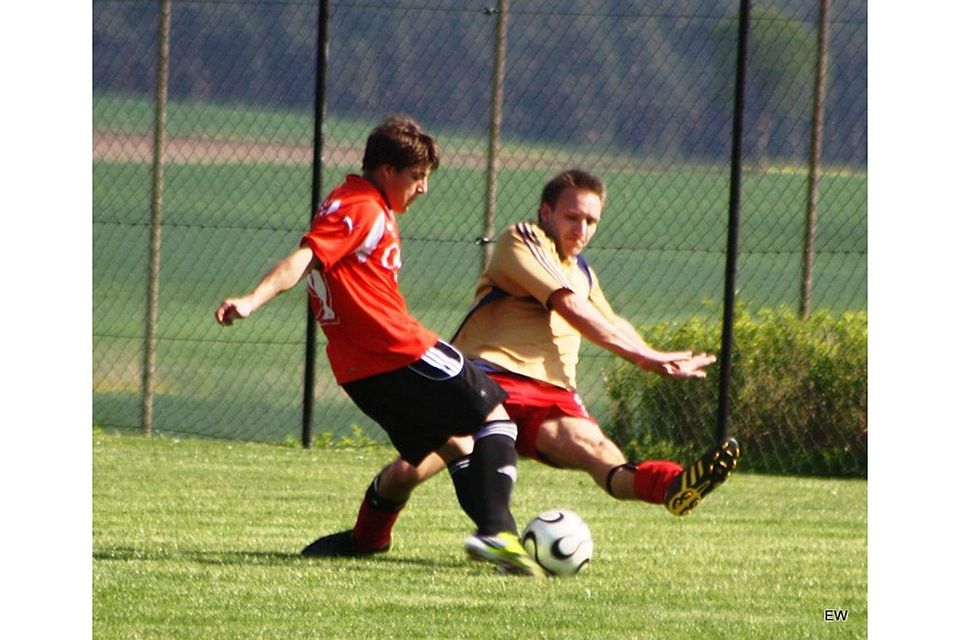 Der SSV Paulsdorf (r.) hat vorerst den Kontakt zur Spitze verloren. F: Willi Ertl Der SSV Paulsdorf (r.) hat vorerst den Kontakt zur Spitze verloren. F: Willi Ertl