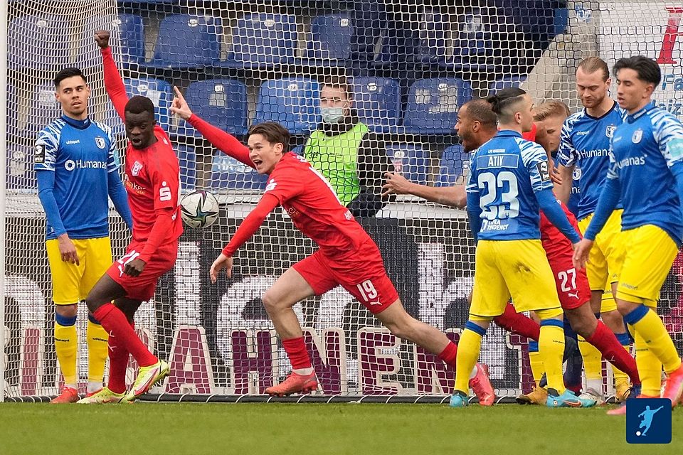 Gegen den 1. FC Magdeburg erzielte Elias Löder (3. v. l.) bisher seinen einzigen Drittliga-Treffer für den HFC.