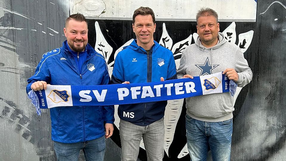 Die Verantwortlichen des SV Pfatter begrüßen Manuel Solleder (Mitte) als neuen Trainer in der Pfaderer Gruam.