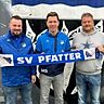Die Verantwortlichen des SV Pfatter begrüßen Manuel Solleder (Mitte) als neuen Trainer in der Pfaderer Gruam.