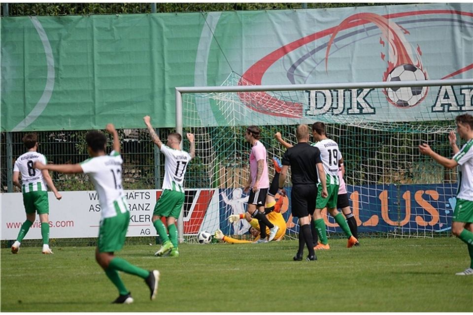 Eine bittere 1:6 Heimniederlage setzte es für die DJK Ammerthal (in Rosa) im Spiel gegen den SC Eltersdorf. Foto: Andreas Brückmann