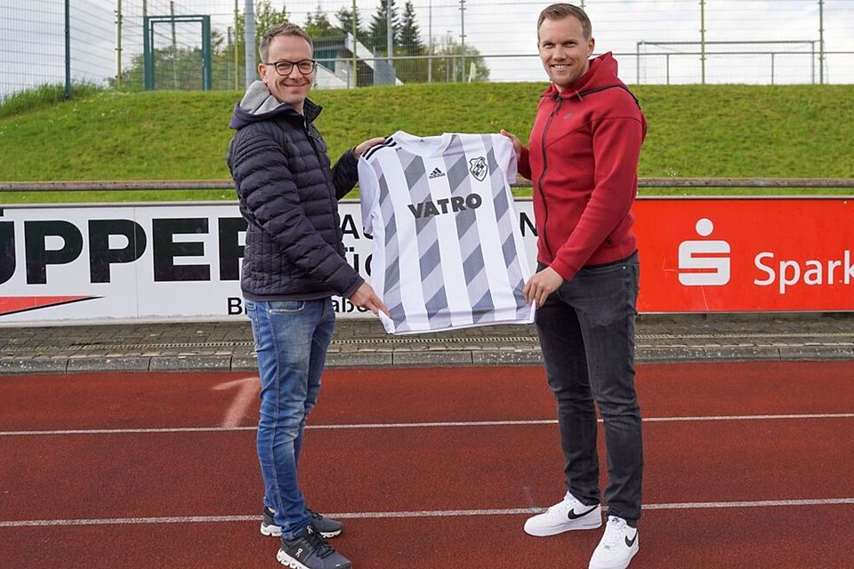 Olpes Sportlicher Leiter Björn Schneider (links) freut sich, dass Steffen Scheppe in der kommenden Saison vom FSV Gerlingen zu den Kreisstädtern wechselt.