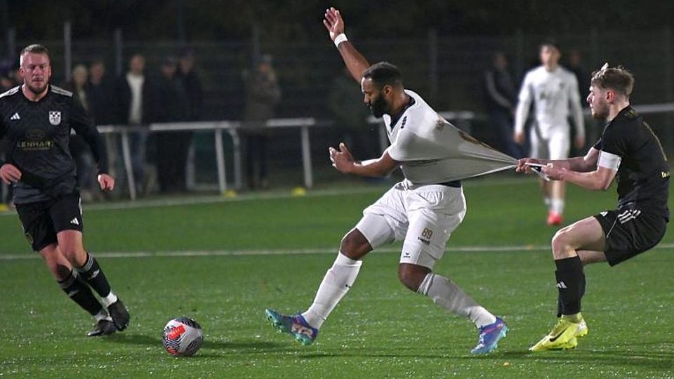 Kein Halten gibt es für Hackenheims Pierre Merkel. Auch nicht durch Winterbachs Kapitän Leon Zimmermann, beobachtet von Teamkollege Sebastian Fett. 	Foto: Bohr