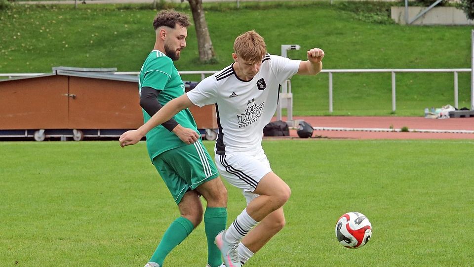 Setzt sich durch: Krüns Tobias Hartl (r.) glänzt mit zwei Toren. Die Pleite beim FC Penzberg II kann er nicht verhindern. ün