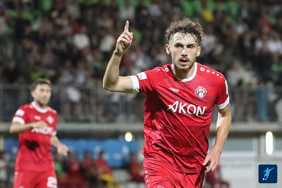 Unter anderem dank des Treffers von Pascal Moll springen die Würzburger Kickers an die Tabellenspitze.