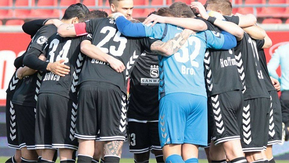 Präsentierte sich auch beim 3:1 gegen Frankfurt als echte Einheit: Großaspachs Elf. F: Kölbel