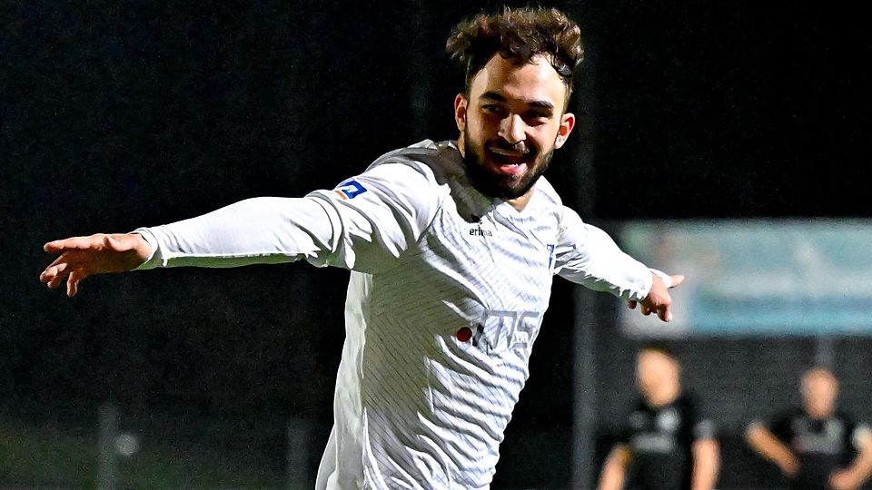 Bejubelt das Tor des Tages: Vito Liuzza schießt den FC Ismaning zum 1:0-Sieg beim FC Schwaig.