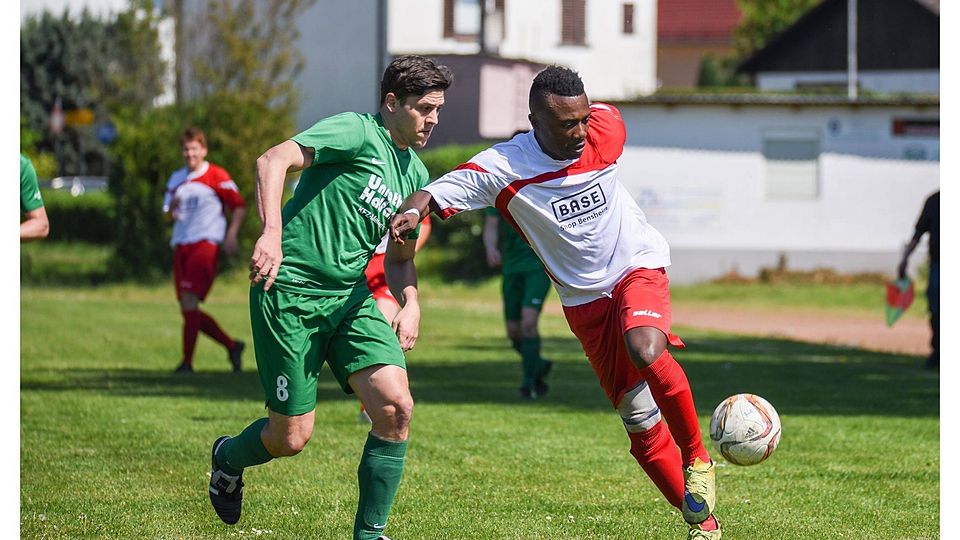 Kudzai Sibanda (rechts) und sein SV Zwingenberg behaupteten sich locker gegen die SG Gronau (Alexander Döhne). Foto: Sascha Lotz