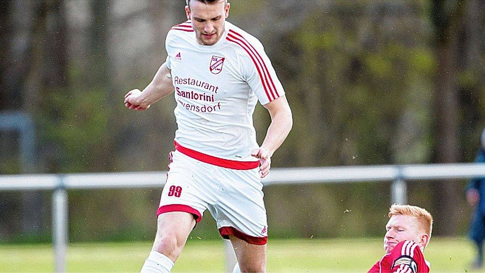 Schinkels Torschütze zum 4:0, Oskar Dawid Kusnierczyk (links), lässt hier Wittensees  Torben Wulf  aussteigen. Foto: Schinke