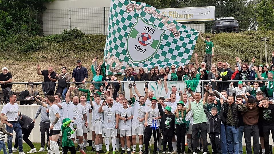 Gemeinsam mit rund 100 mitgereisten Anhängern feierte der SV Schleid II den zweiten Kreispokalsieg nach 2022. 